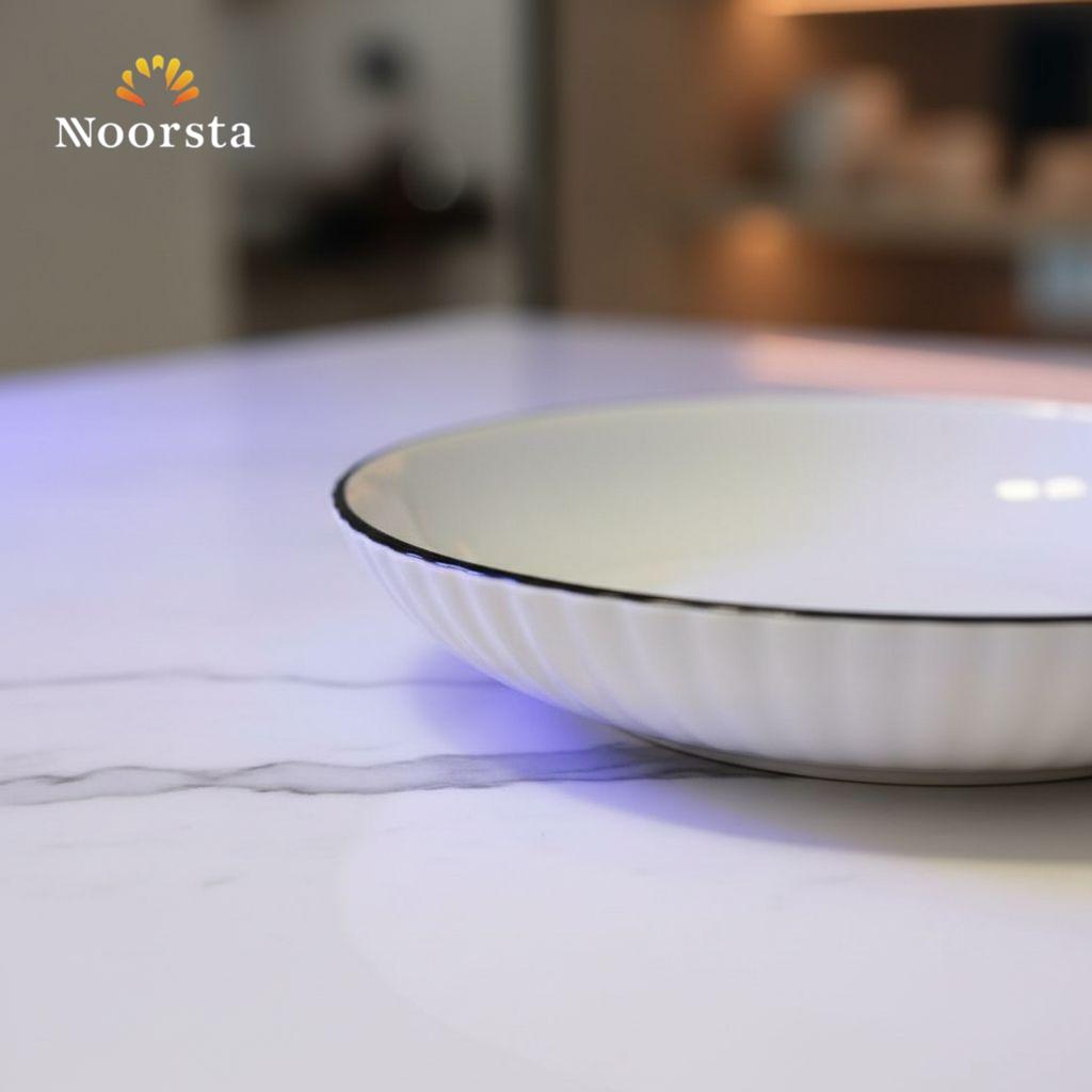 طبق بورسلين أبيض مضلع شيك بكنار أسود لعزومات العيلة - Minimalist White Ribbed Porcelain Plate with Black Rim - Noorsta