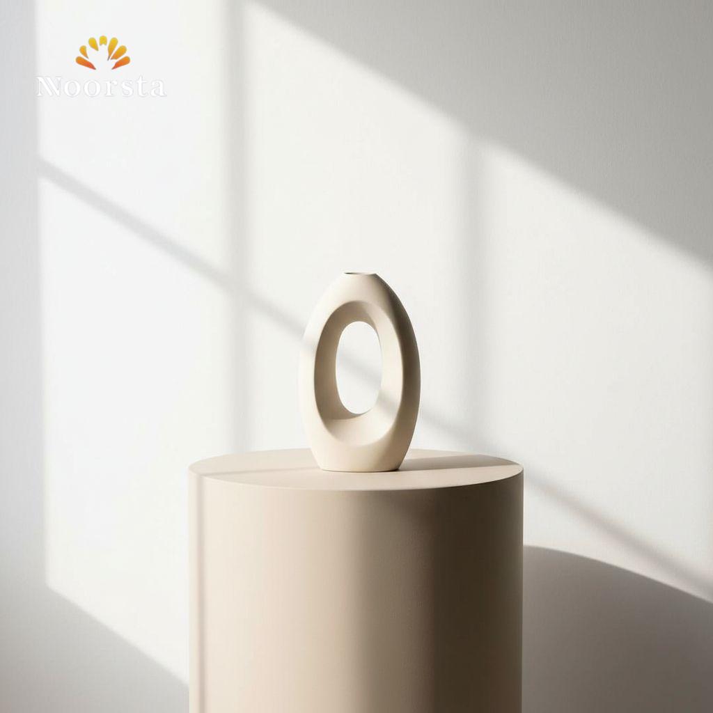 فازة بورسلين مفرغة شيك جدا لديكور الصالون - Modern hollow porcelain donut vase in off-white - Noorsta