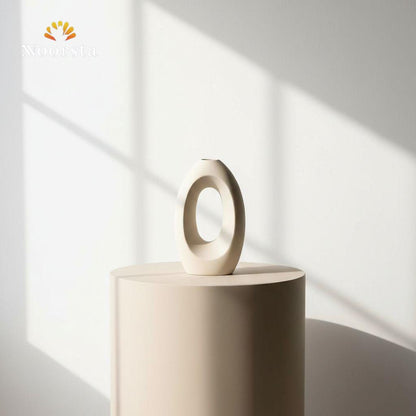 فازة بورسلين مفرغة شيك جدا لديكور الصالون - Modern hollow porcelain donut vase in off-white - Noorsta