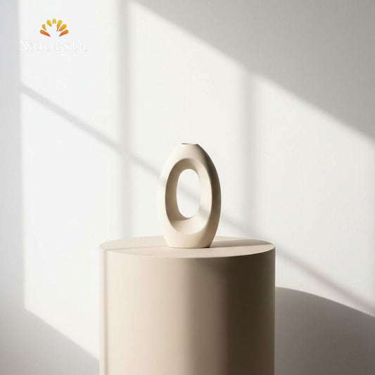 فازة بورسلين مفرغة شيك جدا لديكور الصالون - Modern hollow porcelain donut vase in off-white - Noorsta