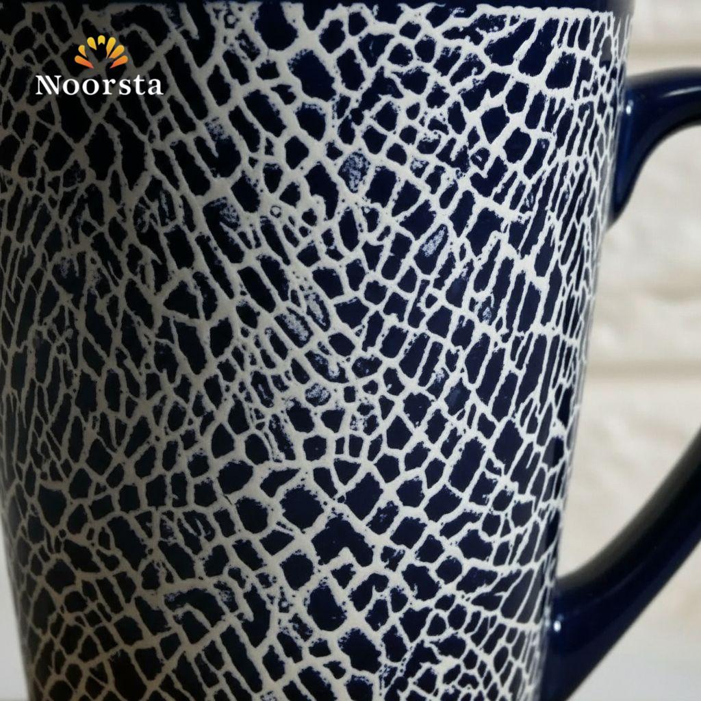 طقم مجات سيراميك فاخر بنقشة سفاري بارزة مع صينية تقديم خشبية - 5 قطع