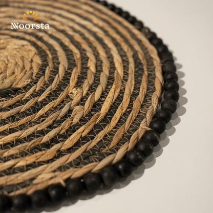 كوستر ومفرش خوص طبيعي هاند ميد بحواف خرز أسود مقاس 39 سم - Authentic Handmade Woven Wicker Placemat with Black Beaded Trim - Noorsta