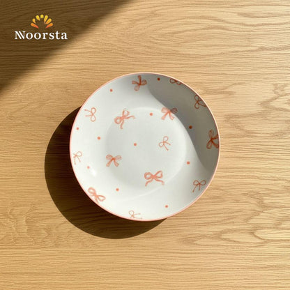 طبق بورسلين شيك بفيونكات لتقديم الحلويات - Chic Porcelain Bow Plate for Elegant Hosting - Noorsta