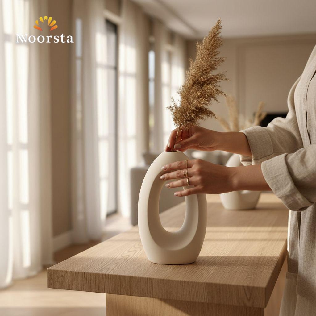 فازة بورسلين مفرغة شيك جدا لديكور الصالون - Modern hollow porcelain donut vase in off-white - Noorsta