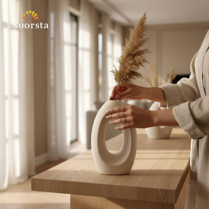 فازة بورسلين مفرغة شيك جدا لديكور الصالون - Modern hollow porcelain donut vase in off-white - Noorsta