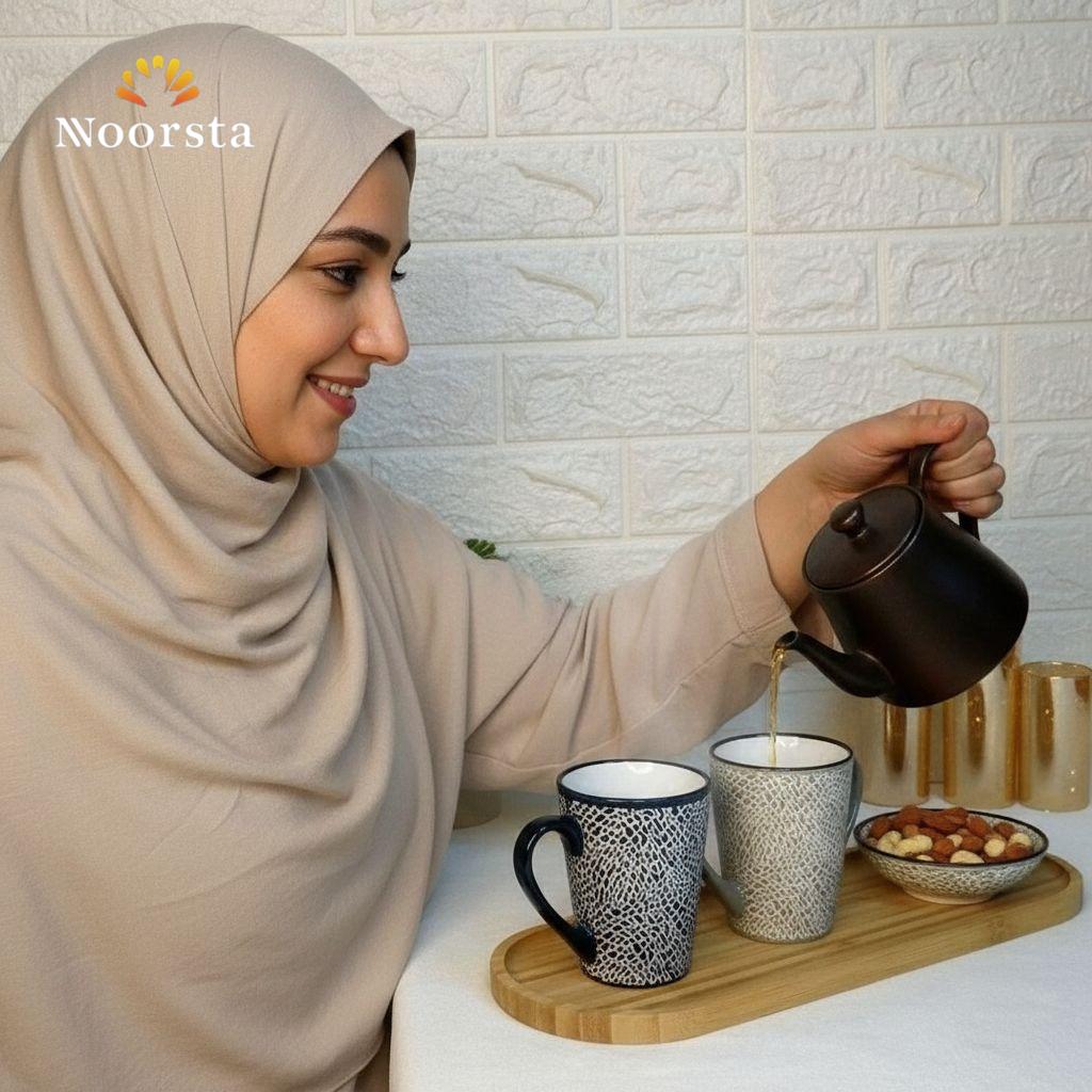 طقم مجات سيراميك فاخر بنقشة سفاري بارزة مع صينية تقديم خشبية - 5 قطع