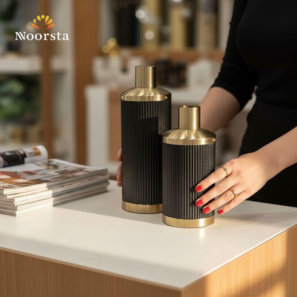 فازة معدن أسود في دهبي شيك جدا - Modern European Black & Gold Ribbed Metal Vase - Noorsta