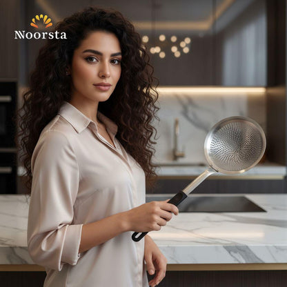 مقصوصة ستانلس ستيل عملية للقلي وتصفية الزيت بمقبض أسود - Premium Stainless Steel Skimmer Spoon for Frying and Straining - Noorsta