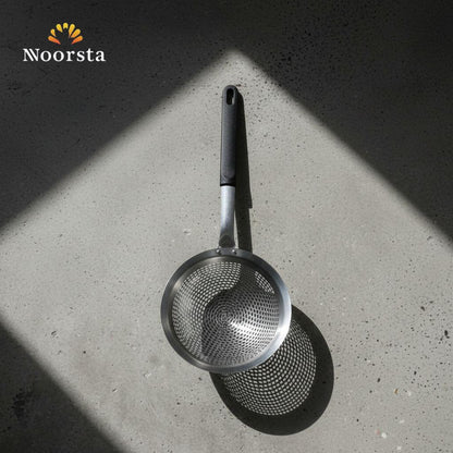 مقصوصة ستانلس ستيل عملية للقلي وتصفية الزيت بمقبض أسود - Premium Stainless Steel Skimmer Spoon for Frying and Straining - Noorsta