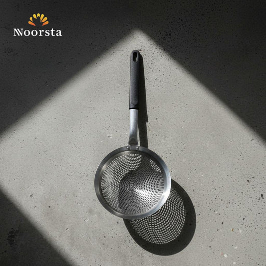 مقصوصة ستانلس ستيل عملية للقلي وتصفية الزيت بمقبض أسود - Premium Stainless Steel Skimmer Spoon for Frying and Straining - Noorsta