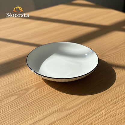 طبق بورسلين أبيض مضلع شيك بكنار أسود لعزومات العيلة - Minimalist White Ribbed Porcelain Plate with Black Rim - Noorsta