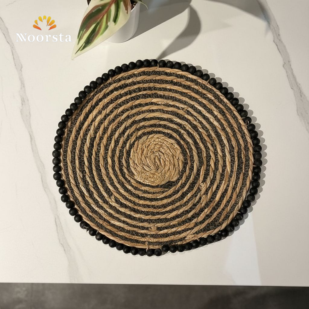 كوستر ومفرش خوص طبيعي هاند ميد بحواف خرز أسود مقاس 39 سم - Authentic Handmade Woven Wicker Placemat with Black Beaded Trim - Noorsta
