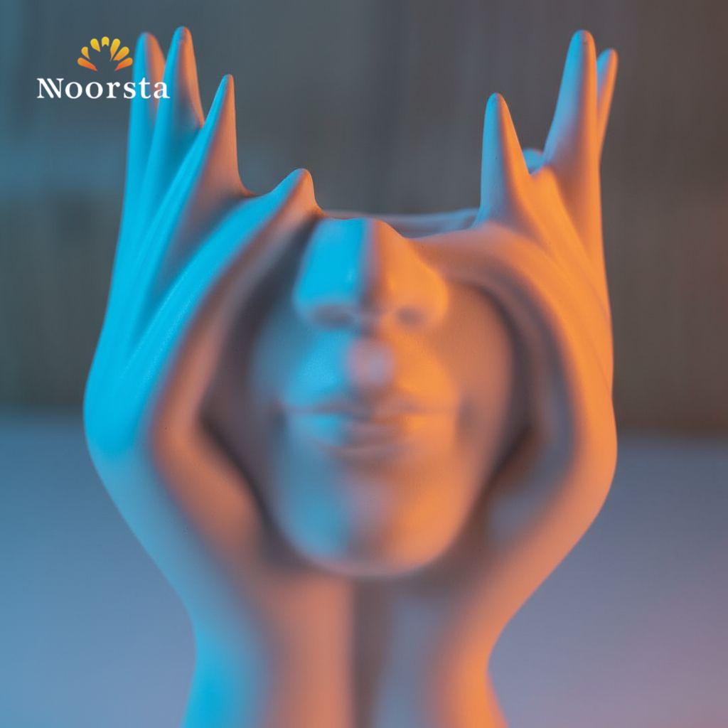 حامل فرش مكياج بتصميم وجه نحتي - Modern Sculptural Face Vanity Organizer - Noorsta