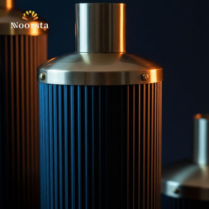 فازة معدن أسود في دهبي شيك جدا - Modern European Black & Gold Ribbed Metal Vase - Noorsta