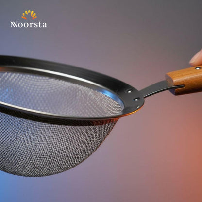 مصفاة ستانلس ستيل بمقبض خشب لتصفية السوائل - Premium Stainless Steel Fine Mesh Strainer with Wooden Handle - Noorsta
